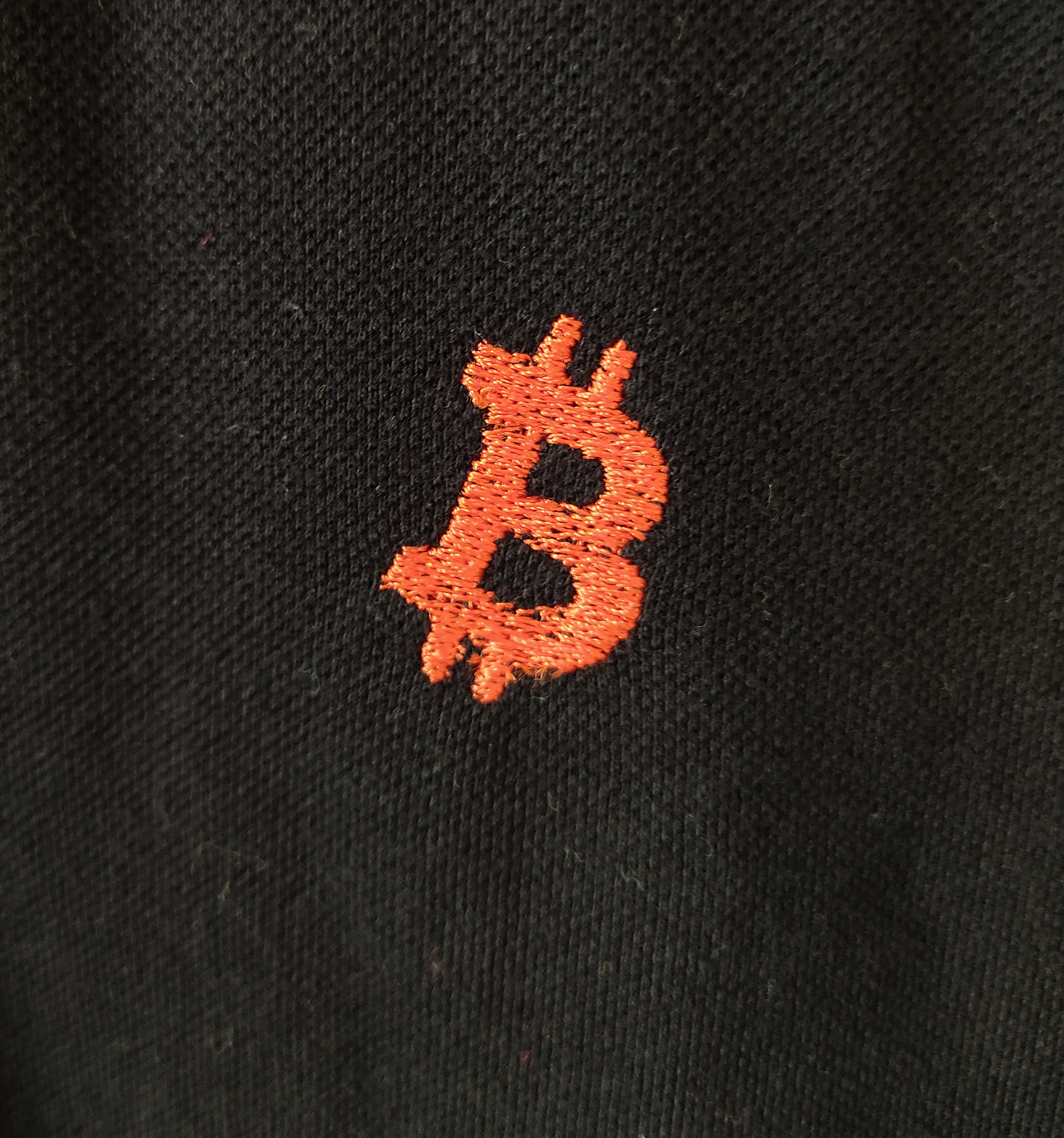 BTC Logo Detail Stickerei in orange