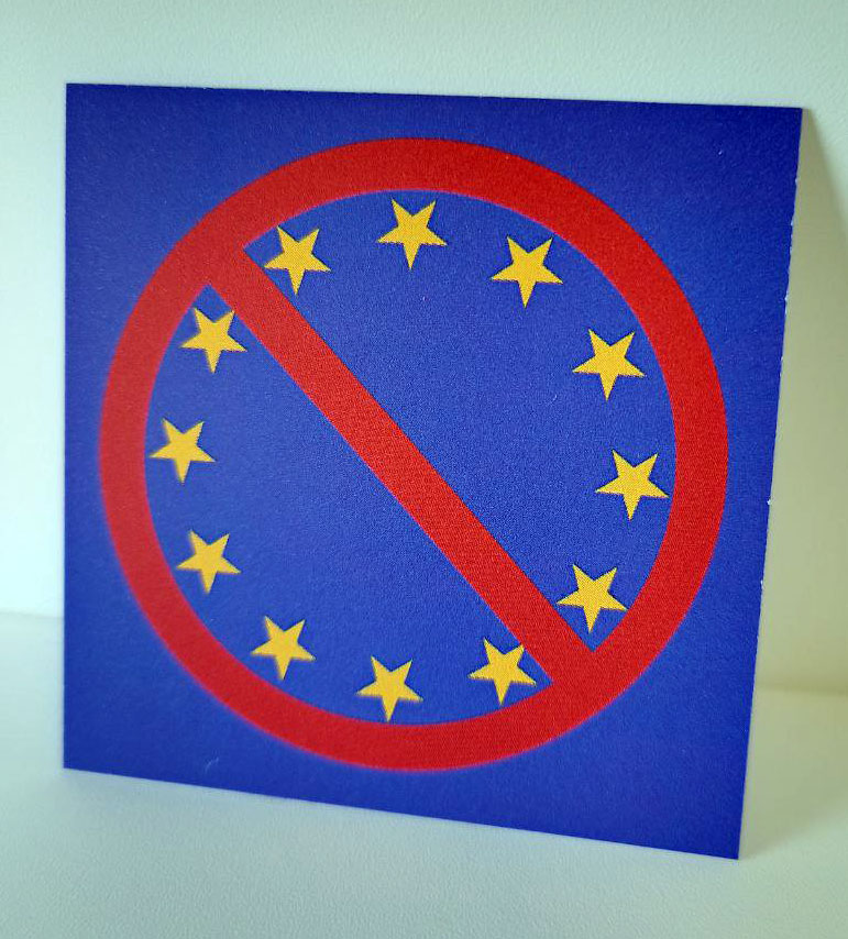 Ein Sticker mit EU Flagge rot durchgestrichen