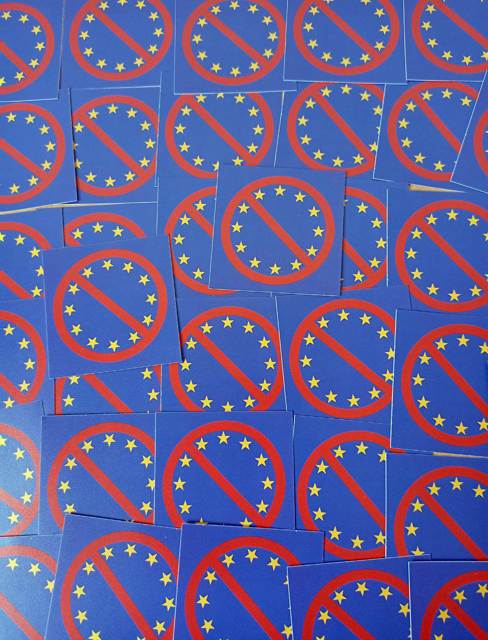 Collage von Stickern mit EU Flagge durchgestrichen
